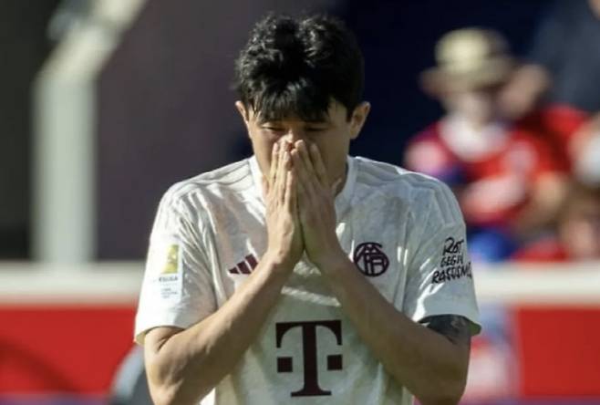 뱅상 콤파니 감독의 주전 계획에는 김민재가 없다는 주장이 등장했다. 바이에른은 14일(한국시각) 공식 홈페이지를 통해 '바이에른은 슈투트가르트 수비수 이토 히로키와 계약을 체결했다. 계약 기간은 2028년 6월까지다'라고 이토 영입 소식을 발표했다. 이토의 합류와 함께 바이에른은 본격적인 수비진 개편에 돌입하게 됐다. 이미 레버쿠젠 수비수 조나단 타 영입까지 협상 중인 것으로 알려졌다. FCB인사이드는 '새 중앙 수비수 이토가 오고, 타의 영입도 뜨겁다. 바이에른은 아마도 주전으로 왼발잡이인 이토와 오른발잡이 타를 구성할 것으로 보인다. 다만 아직은 레버쿠젠과의 이적료 합의가 필요하다'라며 바이에른이 타를 영입한다면 차기 시즌 주전 센터백 듀오는 이토와 타의 차지가 될 것이라고 전했다. 로이터연합뉴스