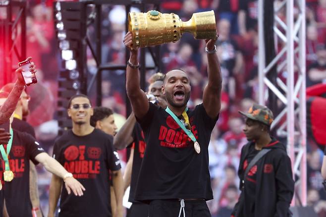 뱅상 콤파니 감독의 주전 계획에는 김민재가 없다는 주장이 등장했다. 바이에른은 14일(한국시각) 공식 홈페이지를 통해 '바이에른은 슈투트가르트 수비수 이토 히로키와 계약을 체결했다. 계약 기간은 2028년 6월까지다'라고 이토 영입 소식을 발표했다. 이토의 합류와 함께 바이에른은 본격적인 수비진 개편에 돌입하게 됐다. 이미 레버쿠젠 수비수 조나단 타 영입까지 협상 중인 것으로 알려졌다. FCB인사이드는 '새 중앙 수비수 이토가 오고, 타의 영입도 뜨겁다. 바이에른은 아마도 주전으로 왼발잡이인 이토와 오른발잡이 타를 구성할 것으로 보인다. 다만 아직은 레버쿠젠과의 이적료 합의가 필요하다'라며 바이에른이 타를 영입한다면 차기 시즌 주전 센터백 듀오는 이토와 타의 차지가 될 것이라고 전했다. EPA연합뉴스