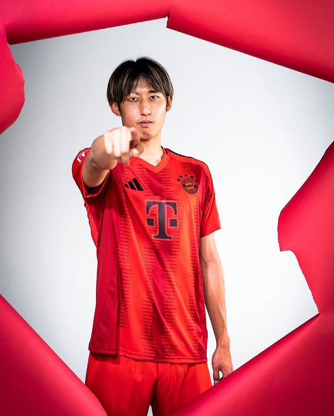 뱅상 콤파니 감독의 주전 계획에는 김민재가 없다는 주장이 등장했다. 바이에른은 14일(한국시각) 공식 홈페이지를 통해 '바이에른은 슈투트가르트 수비수 이토 히로키와 계약을 체결했다. 계약 기간은 2028년 6월까지다'라고 이토 영입 소식을 발표했다. 이토의 합류와 함께 바이에른은 본격적인 수비진 개편에 돌입하게 됐다. 이미 레버쿠젠 수비수 조나단 타 영입까지 협상 중인 것으로 알려졌다. FCB인사이드는 '새 중앙 수비수 이토가 오고, 타의 영입도 뜨겁다. 바이에른은 아마도 주전으로 왼발잡이인 이토와 오른발잡이 타를 구성할 것으로 보인다. 다만 아직은 레버쿠젠과의 이적료 합의가 필요하다'라며 바이에른이 타를 영입한다면 차기 시즌 주전 센터백 듀오는 이토와 타의 차지가 될 것이라고 전했다. 사진=바이에른 뮌헨 SNS 캡처