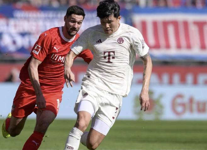 뱅상 콤파니 감독의 주전 계획에는 김민재가 없다는 주장이 등장했다. 바이에른은 14일(한국시각) 공식 홈페이지를 통해 '바이에른은 슈투트가르트 수비수 이토 히로키와 계약을 체결했다. 계약 기간은 2028년 6월까지다'라고 이토 영입 소식을 발표했다. 이토의 합류와 함께 바이에른은 본격적인 수비진 개편에 돌입하게 됐다. 이미 레버쿠젠 수비수 조나단 타 영입까지 협상 중인 것으로 알려졌다. FCB인사이드는 '새 중앙 수비수 이토가 오고, 타의 영입도 뜨겁다. 바이에른은 아마도 주전으로 왼발잡이인 이토와 오른발잡이 타를 구성할 것으로 보인다. 다만 아직은 레버쿠젠과의 이적료 합의가 필요하다'라며 바이에른이 타를 영입한다면 차기 시즌 주전 센터백 듀오는 이토와 타의 차지가 될 것이라고 전했다. 사진=바이에른 뮌헨 홈페이지 캡처