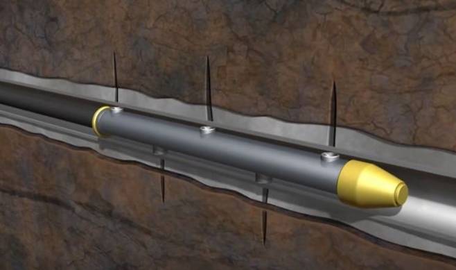 수압파쇄법, 일명 '프래킹'은 시추 장비 끝에 특수 폭약을 달아 발사해 단단한 지반에 길쭉한 구멍을 내는 과정을 거친다. [이미지출처=SM에너지컴퍼니 유튜브 캡처]