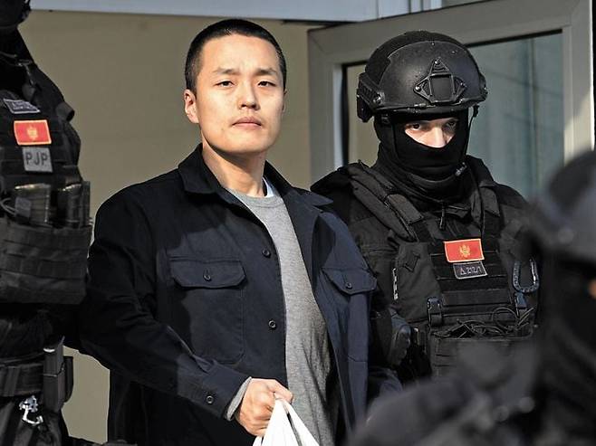 가상 화폐 ‘테라·루나’ 폭락 사태 핵심 인물 권도형씨가 지난 3월 몬테네그로 교도소에서 출소하는 모습. 권씨는 미국 증권거래위원회(SEC)가 해당 사태와 관련해 제기한 민사소송에서 약 6조1000억원 규모의 환수금 및 벌금 납부에 합의했다고 외신이 12일(현지 시각) 보도했다. /EPA 연합뉴스