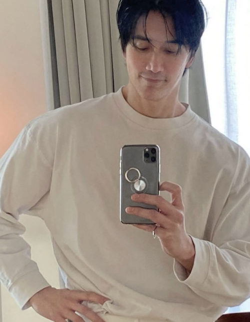 SSC_20240613170439_V.png 나이가 58세라는 싱가포르 사진작가