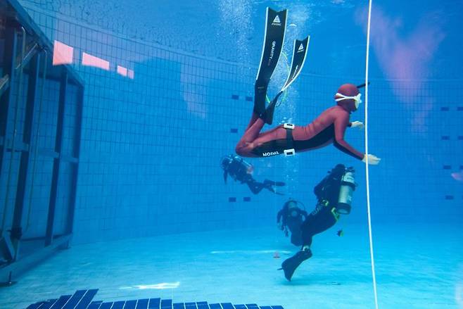 경북 울진해양레포츠센터에서 스쿠버다이빙을 체험하는 방문객들.