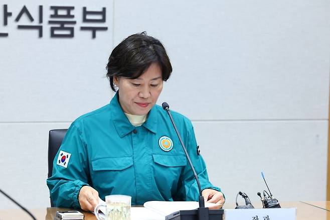 송미령 농림축산식품부 장관이 14일 정부세종청사에서 여름철 재해 대비 추진상황을 보고받고 있다. /사진=농림축산식품부