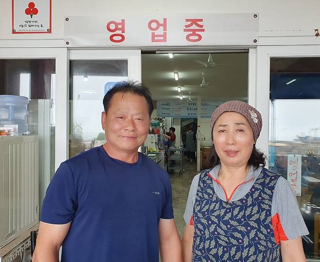 돌하르방식당 대표 한동실씨와 아내 정미숙씨. 허호준 기자