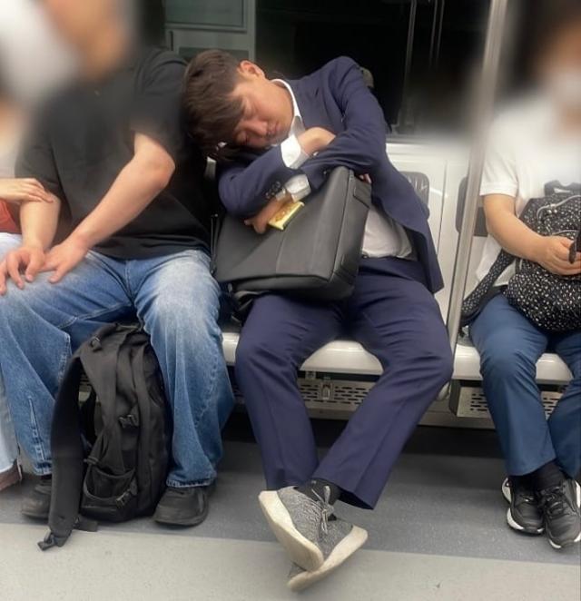 이준석 개혁신당 의원이 지하철에서 옆 승객 어깨에 기대 잠든 모습이 포착됐다. 이 사진은 지난 11일 GTX에서 촬영된 것으로 추측된다. 온라인 커뮤니티 캡처