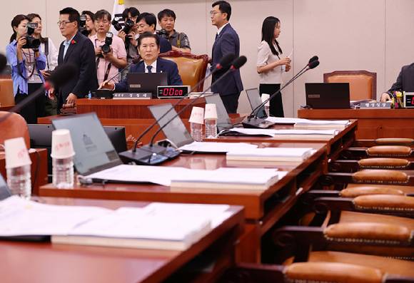 정청래 국회 법제사법위원회 위원장이 14일 오전 서울 여의도 국회에서 열린 법제사법위원회 전체회의에서 비어있는 국민의힘 위원석을 바라보고 있다. 2024.06.14. [사진=뉴시스]