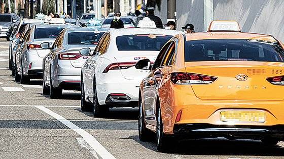 택시·화물 면허를 중개하는 대한운수면허협회와 남바원택시 등에 따르면 13일 기준 서울 개인택시 사업면허(번호판)는 호가가 1억3000만원, 실거래가는 1억1500만원 안팎으로 치솟았다. 사진은 서울 중구 서울역 앞 승객을 태우기 위해 대기하는 택시들. 연합뉴스