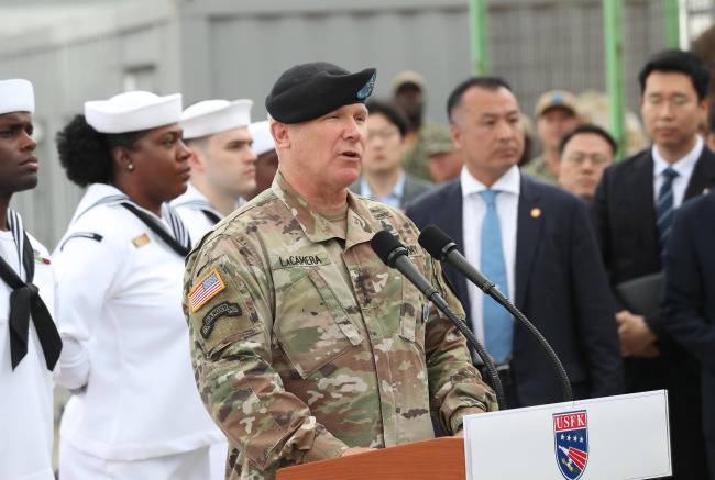 폴 러캐머라 한미연합사령관이 2023년 7월 19일 부산 남구 해군작전사령부 부산작전기지에 입항한 미국의 오하이오급 핵추진 탄도유도탄 잠수함(SSBN) 켄터키함(SSBN-737) 앞에서 환영사를 하고 있다. 대통령실통신사진기자단