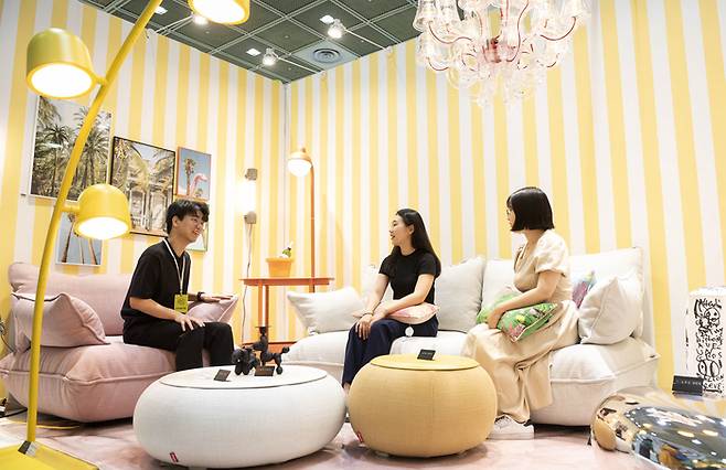 13일 개막한 리빙 전시회 ‘2024 더 메종’에서 관람객들이 인테리어들을 둘러보고 있다. 더 메종