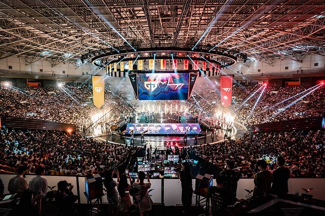 젠지 e스포츠와 T1이 맞붙었던 LCK 스프링 스플릿 결승전이 열린 서울 송파구 올림픽공원 KSPO돔을 가득 메운 관중.  라이엇게임즈
