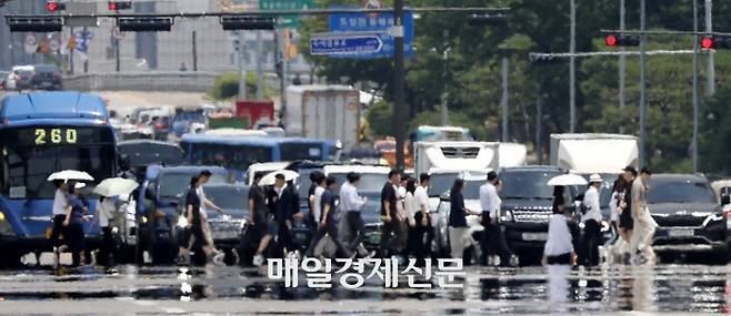 서울의 낮 최고기온이 33도까지 오르는 등 올 들어 가장 무더운 날씨를 보인 14일 서울 영등포구 여의도대로에 아지랑이가 피어있다. 2024.6.14 [김호영기자]