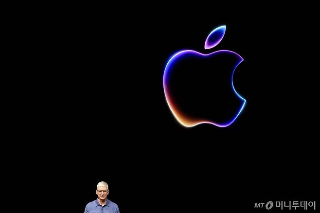 팀 쿡 애플 최고경영자(CEO)가 10일(현지시각) 미 캘리포니아주 쿠퍼티노의 애플파크에서 열린 세계개발자회의(WWDC24)에서 연설하고 있다. 2024.06.11. /AP=뉴시스