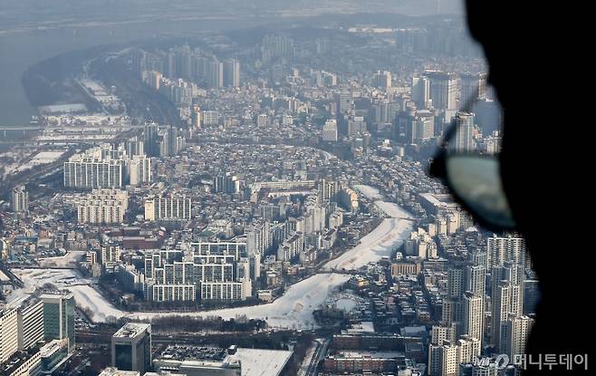(서울=뉴스1) 장수영 기자 = 20일 오전 서울 송파구 롯데월드타워 전망대에서 아파트 단지가 보이고 있다.   부동산R114 통계에 따르면 지난 5년간 1500세대 이상 대단지 아파트 가격이 소규모 단지보다 가파르게 상승한 것으로 나타났다.   1500세대 이상 단지는 2018년 12월 3.3㎡당 1884만원에서 올해 11월 2654만 원으로 770만 원 올라 상승 폭이 가장 컸으며 1000~1500세대 단지는 636만 원 상승했다.   반면 300~500세대 단지는 550만원, 300세대 미만 단지는 552만원이 오르는데 그쳤다 /사진=(서울=뉴스1) 장수영 기자