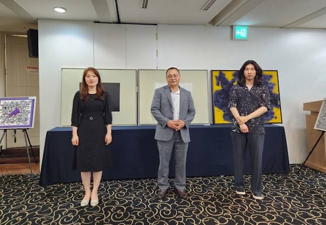 13일 서울 중구 한국프레스센터에서 열린 서울외신기자클럽 주최 '네트워킹의 밤 : 탈북 작가에게 묻다' 행사에서 안수민 작가, 오성철 작가, 전진 작가(왼쪽부터 순서대로)가 기념촬영하고있다. /사진=주한영국대사관