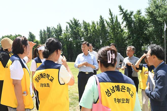 신상진 성남시장과 성남혜은학교 학부모들이 13일 단대 다목적구장 연결 통행로 개설에 관해 이야기를 나누고 있다. / 사진제공=성남시