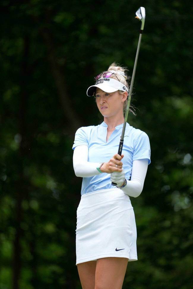 미국의 넬리 코르다가 14일(한국시간) 열린 LPGA투어 마이어 클래식 1라운드 7번 홀에서 티샷 후 공의 방향을 살피고 있다.  AFP 연합뉴스