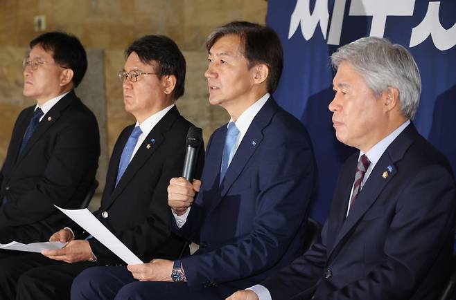 조국 조국혁신당 대표가 14일 오전 국회 로텐더홀에서 열린 최고위원회의에서 발언하고 있다. [연합]