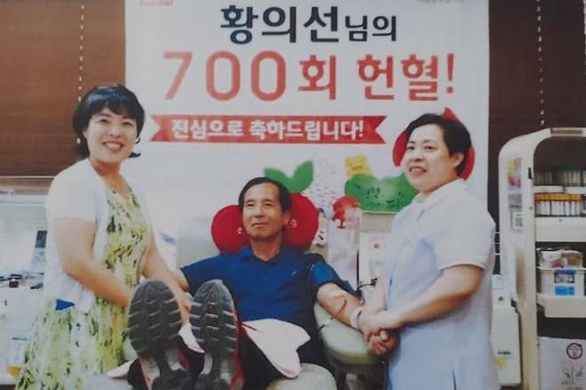 [서울=뉴시스] 헌혈 700회 기념 촬영을 하고 있는 황의선씨 (사진=황의선씨 제공) 2024.06.13. photo@newsis.com  *재판매 및 DB 금지