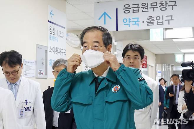 [서울=뉴시스] 김진아 기자 = 한덕수 국무총리가 14일 오전 서울 동작구 보라매병원 응급의료센터를 들어서며 마스크를 착용하고 있다.  (공동취재) 2024.06.14. photo@newsis.com