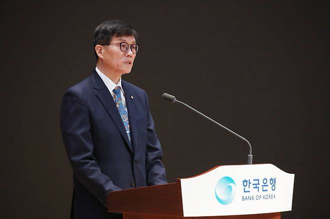 [서울=뉴시스] 이창용 한국은행 총재가 12일 서울 중구 한국은행에서 열린 창립 제74주년 기념행사에 참석해 기념사를 하고 있다. (사진=한국은행 제공) 2024.06.12. photo@newsis.com *재판매 및 DB 금지