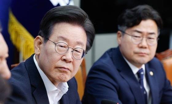 이재명 더불어민주당 대표(왼쪽)와 박찬대 원내대표가 지난 12일 오전 서울 여의도 국회에서 열린 최고위원회의에 참석해 서영교 최고위원 발언을 듣고 있다. 뉴스1