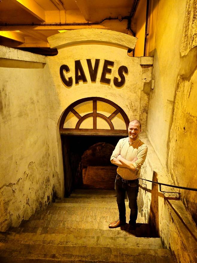 지하 까브 입구에서 포즈를 취한 뒤페르몽. 최현태 기자