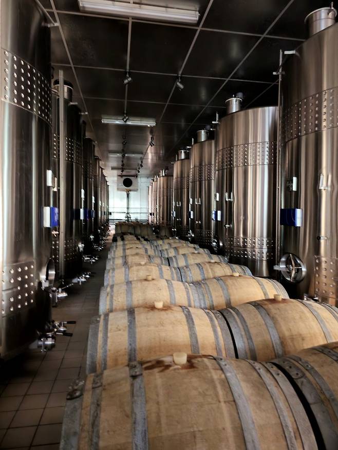 발효용 탱크와 오크.&nbsp; &nbsp;최현태 기자