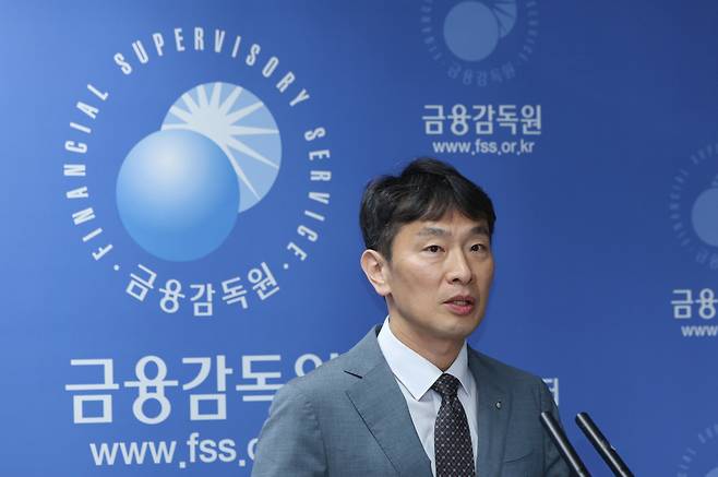 이복현 금융감독원장이 14일 오전 서울 영등포구 여의도 금감원에서 상법 개정 등 이슈와 관련해 브리핑하고 있다. ⓒ연합뉴스