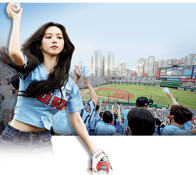 프로야구 시구는 때로 마케팅과 연계된다. 걸그룹 에스파의 카리나가 지난 9일 사직구장에서 시구하고 있다. 배경 사진은 이날 나눠준 바다 유니폼을 입은 롯데 팬들이 응원하고 있는 모습. 롯데 자이언츠 제공