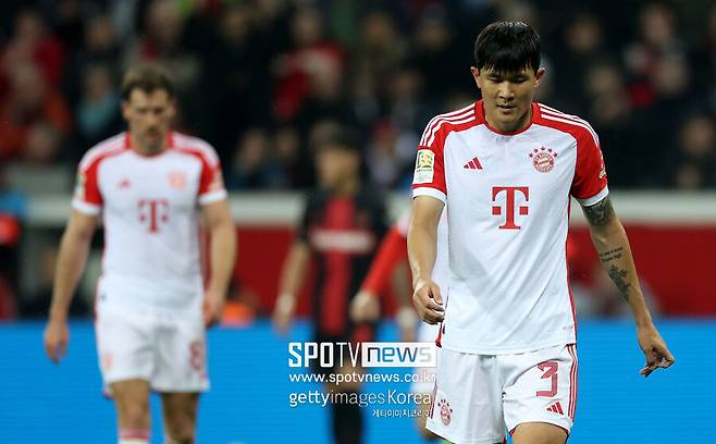 ▲ 뱅상 콤파니 감독이 새로 부임했고, 그는 공식 기자회견을 통해 공격적인 수비수를 선호한다고 밝혔다. 이에 따라 김민재의 잔류 가능성이 높아졌고, 동시에 더 리흐트의 방출 가능성이 높아지고 있다. 그리고 여기서 에베를 단장이 쐐기를 박았다. 그는 김민재를 믿고 있으며 김민재의 잔류를 강력히 원하는 것으로 알려졌다.&nbsp;