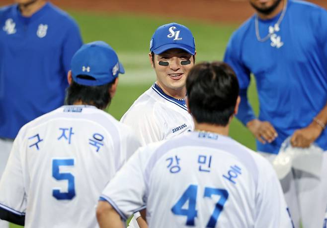 박병호(가운데)가 13일 대구 LG전에서 승리한 뒤 동료들과 기쁨을 나누고 있다. /사진=삼성 라이온즈 제공