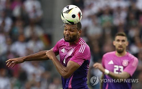 독일 최고 명문이자 김민재 소속팀인 바이에른 뮌헨은 14일 일본인 수비수 이토 히로키와 4년 계약을 체결했다며 그의 입단을 공식 발표했다. 이토는 센터백과 레프트백을 함께 볼 수 있는 왼발잡이 수비수여서 김민재와 주전 경쟁이 불가피할 것으로 보인다. 유럽 일부 언론에선 이토 입단으로 인해 김민재 뮌헨 잔류에 노란불이 커졌다고도 한다. 뮌헨은 이토 외에도 독일 대표팀 수비수 요나탄 타 영입도 노리고 있다..연합뉴스