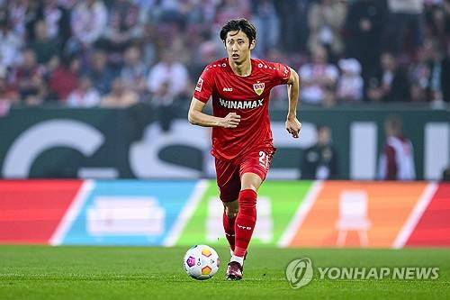 바이에른 뮌헨은 14일 구단 공식 홈페이지를 통해 일본 수비수 이토 히로키와 2028년 6월 30일까지 계약을 맺었다고 발표했다. 독일 최대 축구전문지 키커에 의하면 뮌헨은 이토 영입을 위해 슈투트가르트에 기본 이적료 341억원을 지불했다. 이적료는 옵션에 따라 최대 415억까지 상승할 수 있다. 이번 시즌 분데스리가 2위를 차지한 슈투트가르트 핵심 수비수 이토가 뮌헨에 합류하면서 대한민국 센터백 김민재의 주전 경쟁은 한층 더 힘겨워질 전망이다. 연합뉴스