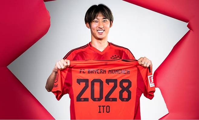 바이에른 뮌헨은 14일 구단 공식 홈페이지를 통해 일본 수비수 이토 히로키와 2028년 6월 30일까지 계약을 맺었다고 발표했다. 독일 최대 축구전문지 키커에 의하면 뮌헨은 이토 영입을 위해 슈투트가르트에 기본 이적료 341억원을 지불했다. 이적료는 옵션에 따라 최대 415억까지 상승할 수 있다. 이번 시즌 분데스리가 2위를 차지한 슈투트가르트 핵심 수비수 이토가 뮌헨에 합류하면서 대한민국 센터백 김민재의 주전 경쟁은 한층 더 힘겨워질 전망이다. 바이에른 뮌헨 홈페이지
