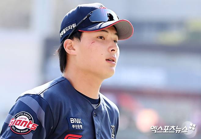 윤동희는 윤동희는 14일 잠실구장에서 열린 '2024 신한 SOL Bank KBO 리그' LG 트윈스와 주말 3연전 첫 경기에서 1번타자 우익수로 선발 출전. 왼쪽 옆구리 통증으로 대수비 최항과 교체됐다. 엑스포츠뉴스 DB