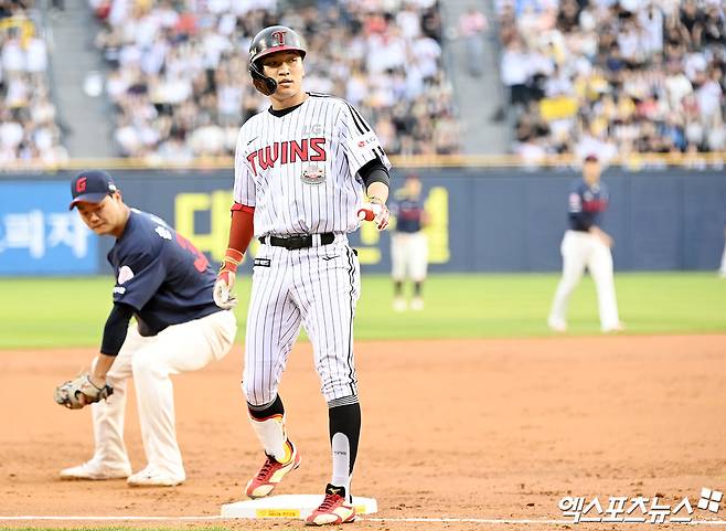 LG 박해민이 14일 잠실구장에서 열린 '2024 신한 SOL Bank KBO 리그' 롯데와 주말 3연전 첫 경기에서 8번타자 중견수로 선발 출전, 2회말 싹쓸이 3루타로 결승타를 친 뒤 세리머니하고 있다. LG는 이날 5-3으로 승리하면서 4연패를 탈출했다. 잠실, 김한준 기자