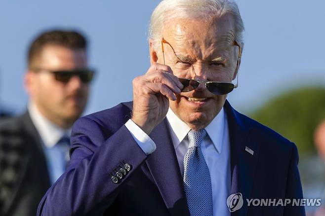 조 바이든 미국 대통령 (브린디시[이탈리아 풀리아주] AFP=연합뉴스) 주요 7개국(G7) 정상회의가 13일(현지시간) 이탈리아 풀리아주 브린디시의 보르고 에냐치아 리조트에서 개막한 가운데 조 바이든 미국 대통령이 선글라스를 벗고 있다. 2024.06.13 photo@yna.co.kr