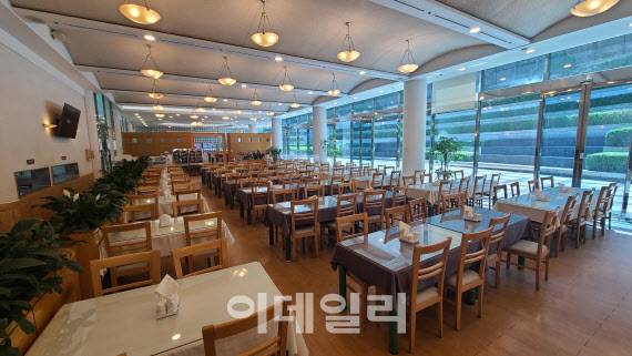 농심 신대방 사옥 지하1층에 자리한 구내식당 전경.(사진=남궁민관 기자)