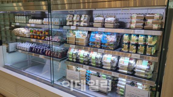 농심 신대방 사옥 한켠에 자리한 간편식 코너 ‘엔투고’에 간편식 메인 8종, 후식 7종이 진열돼 있다.(사진=남궁민관 기자)