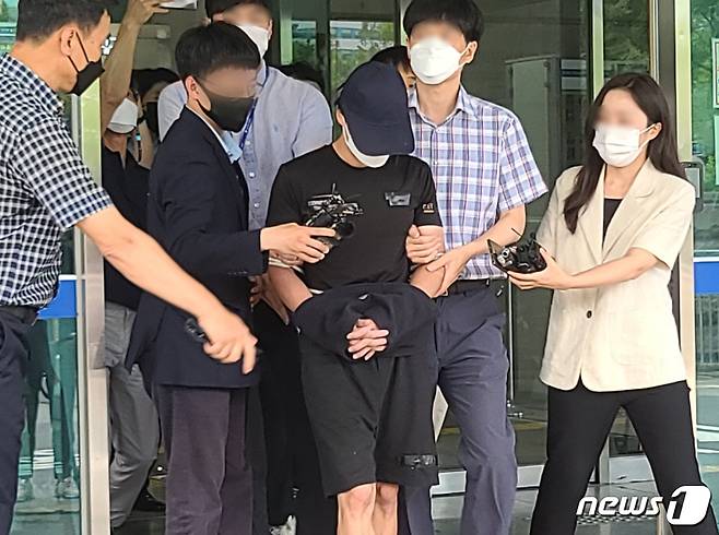 20개월 된 여아를 학대, 살해한 혐의를 받는 친부 양 모 씨(29)씨가 2021년 7월 14일 오후 대전지법에서 구속 전 피의자 심문(영장실질심사)을 받기 위해 대전 서구 둔산경찰서를 나오고 있다.2021.7.14/뉴스1 ⓒ News1 김종서 기자