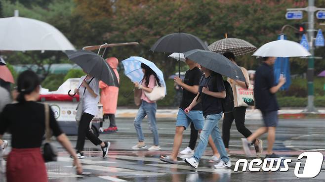 15일 대전·충남은 대체로 흐린 가운데 오후 일부 지역에 소나기가 내릴 것으로 예보됐다. 대전 유성구 충남대학교 앞 횡단보도에서 우산을 쓴 학생들이 걷고 있다. /뉴스1 ⓒ News1 주기철 기자