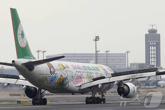 대만 북부 타오위안 국제공항 활주로에 헬로키티를 모티브로 한 항공기가 서 있다. 2016.03.14/ ⓒ 로이터=뉴스1 ⓒ News1 권진영 기자