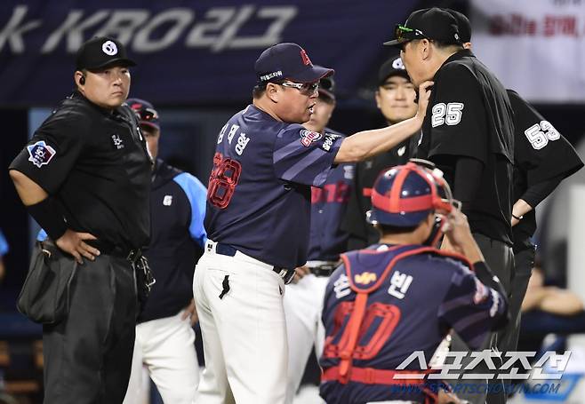 15일 잠실야구장에서 열린 LG와 롯데의 시즌 8차전 경기. 9회 심판 판정에 강력하게 어필하고 있는 롯데 김태형 감독. 잠실=송정헌 기자songs@sportschosun.com/2024.06.15/