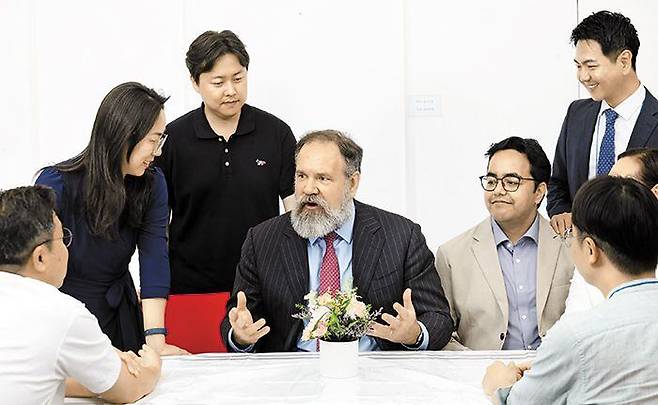 14일 서울 선정릉역 인근 행사장에서 열린 에릭 엔로(가운데) 한동대 국제법률대학원 교수의 환송식에서 엔로 교수와 제자들이 이야기를 나누고 있다. 엔로 교수는 2004년 한동대에 부임해 올해까지 20년간 법학을 가르치며 600명 넘는 한국인 변호사를 길러냈다. /한동대