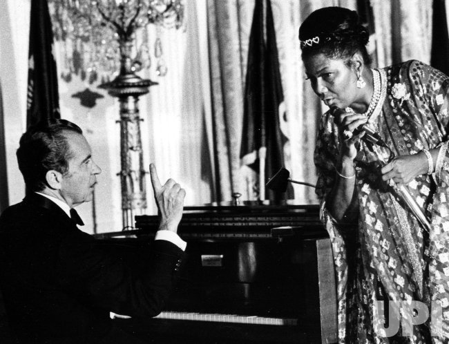 백악관 만찬에서 초대 가수 펄 베일리(오른쪽)에게 피아노 반주를 해주는 리처드 닉슨 대통령(왼쪽). 리처드 닉슨 대통령 도서관 홈페이지