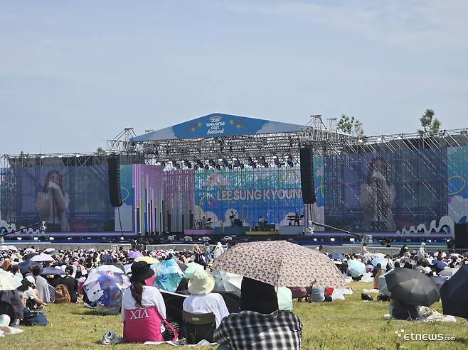 15일 인천 중구 인스파이어 엔터테인먼트 리조트에서는 '2024 위버스콘 페스티벌' 1일차 일정이 열렸다. 배우 이성경이 리조트 내 디스커버리 파크에서 진행된 '위버스파크' 공연 무대를 펼치고 있다.