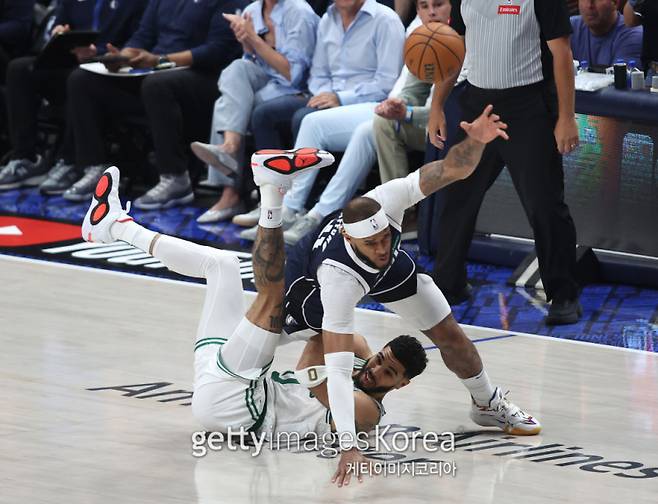 15일 아메리칸 에어라인스 센터에서 열린 댈러스와 보스턴의 2023~24 NBA 파이널 4차전. 3쿼터 중 테이텀(아래)이 개포드에게 블록당한 뒤 파울을 범하고 있다. 사진=게티이미지