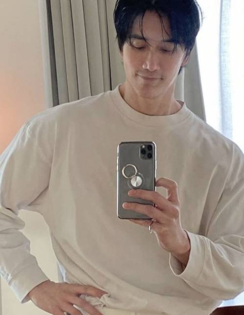 50대라는 나이가 믿기지 않을 정도의 동안 외모를 가진 싱가포르의 패션 사진작가 추안도 탄(58)이 자신만의 생활 습관을 공개해 화제를 모았다. 사진은 탄. [사진=추안도 탄 인스타그램]